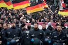 Protesty v Berlíně. Do ulic vyšly tři tisíce odpůrců migrace, neonacistů a "říšských občanů"