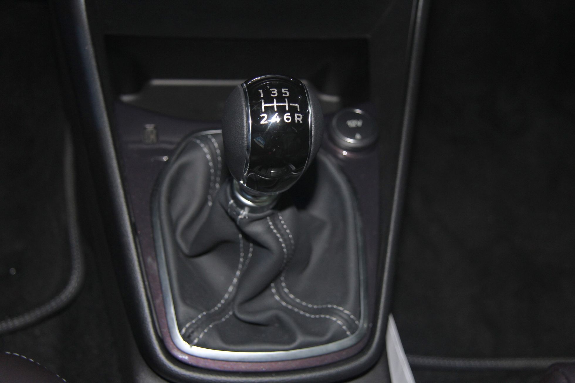Ford Fiesta 2017 - 13 přístrojová deska 1