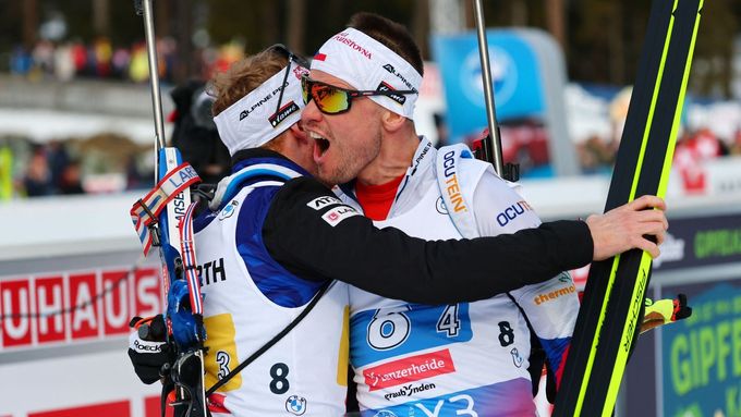 Vítězslav Hornig a Michal Krčmář v cíli závodu smíšených štafet na MS 2025 v Lenzerheide