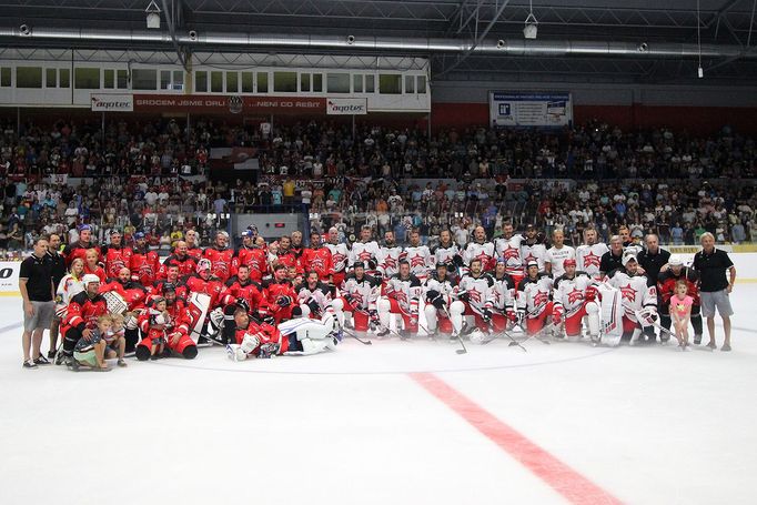 Hokejová exhibice mezi výběrem legend Orlů Znojmo a hvězdami českého národního týmu.