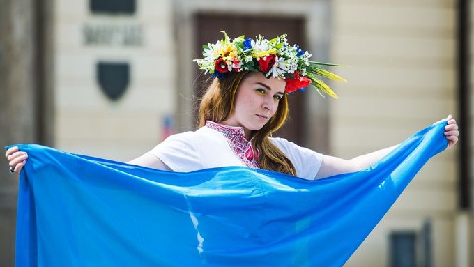 Na ilustračním snímku je dívka s ukrajinskou vlajkou z akce na podporu napadené země, vyfoceno vloni na Dominikánském náměstí v Brně.