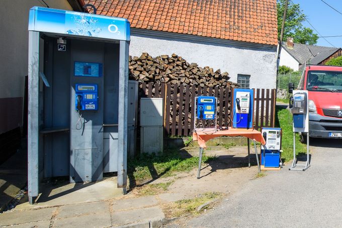 Poslední telefonní budka v Česku se nacházela v Hlubyni na Příbramsku, i tu ale dělníci v polovině června odstranili.