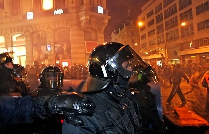 Křišťálová noc 11. listopadu 2007 měli pražští policisté pohotovost, když se snažili v den výročí tzv. Křišťálové noci zabránit pochodu neonacistů židovskou čtvrtí i vzájemným střetům s anarchisty. Na policejních služebnách skončilo 296 demonstrantů a samotné manévry vyšly na patnáct milionů korun. Více si prohlédněte zde: Anarchisté a neonacisté v Praze - bitky a zatýkání .