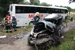 Na Jindřichohradecku se srazil autobus s autem, 3 mrtví