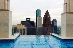 Dům v americkém Houstonu nabízí koupání v průhledném bazénu ve výšce 150 metrů nad zemí