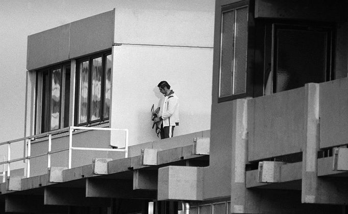 popis: K002852-A4 1972-06-01 00:00:00 01.06.1972 Munich GERMANY - JUNE 01: In Munich on September 6, 1972, an elite-shooter, German policeman dressed as a civilian stood near the windows of the Israeli team's building, where Fedayin Palestinians were entrenched. The Fedayins held the Israeli athletes hostage, requesting the liberation of Palestinian prisoners in Israel. (Photo by Keystone-France/Gamma-Keystone via Getty Images)