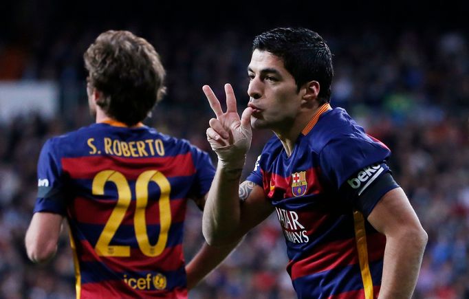 Football - Real Madrid v Barcelona - Liga BBVA - Santiago Bernabeu - 21/11/15 Luis Suarez celebrates after scoring the first goal for Barcelona Reuters / Juan Medina Live