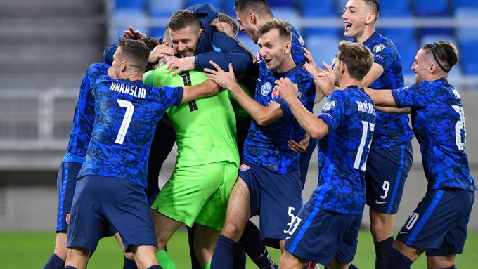Radost fotbalistů Slovenska po vítězství v penaltovém rozstřelu v utkání s Irskem, po němž postoupili do finále baráže o účast na Euru
