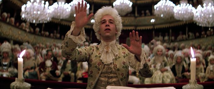 Tom Hulce jako Wolfgang Amadeus Mozart.