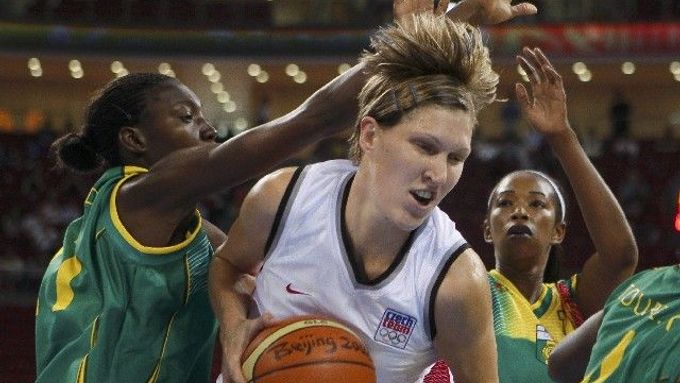 Basketbal. Češka Jana Veselá se prodírá mezi Kadiatou Kanouteovou (vpravo) a Djene Diawarovou z Mali.