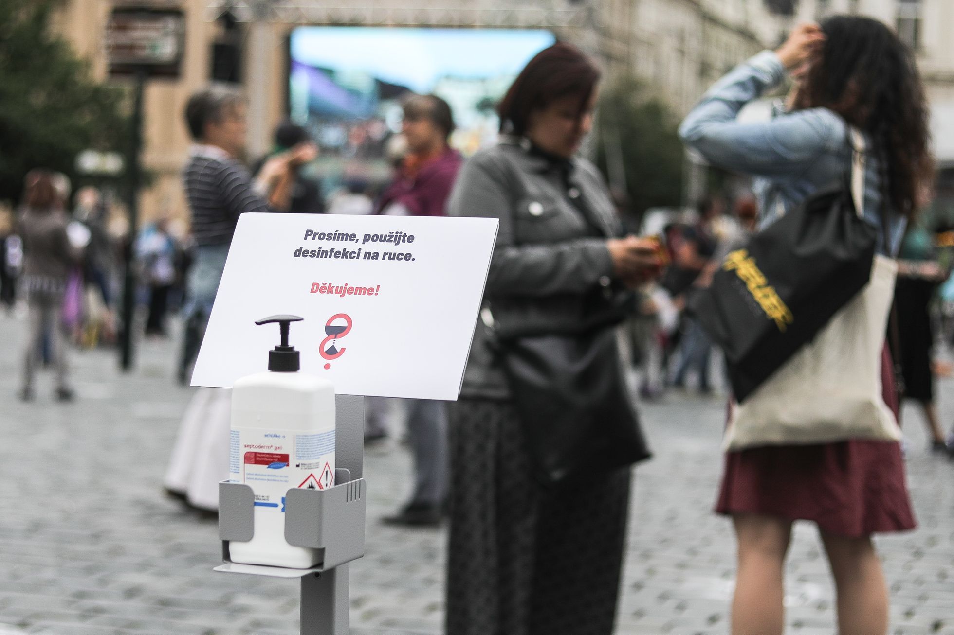 Demonstrace Milion chvilek pro demokracii - roušky, rozestupy, Andrej Babiš