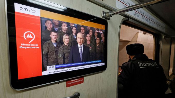 Novoroční projev Vladimira Putina s ruskými vojáky, vysílaný ve vagonu moskevského metra.