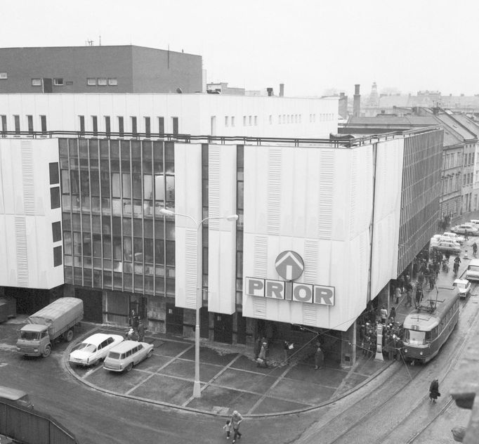 Obchodní dům Prior v centru Olomouce s prodejní plochou 3200 m2. Rok 1976