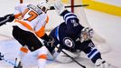 NHL, Winnipeg - Philadelphia: Ondřej Pavelec - Wayne Simmonds (17)