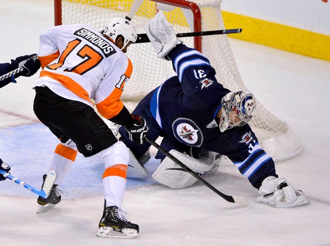 NHL, Winnipeg - Philadelphia: Ondřej Pavelec - Wayne Simmonds (17)