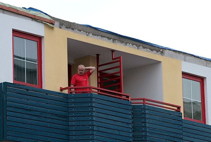 Obyvatelé živlem postiženého domu musejí zatnout zuby. Elektřina už funguje a tak zde bydlí i bez střechy.