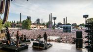 Fanoušci prvního festivalového dne při koncertu mladičké Birdy, která zaujala krásným hlasem i talentem napsat písničku.