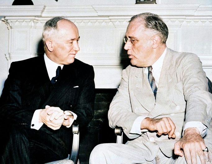 Edvard Beneš s americkým prezidentem Franklin D. Roosevelt v Oválné pracovně Bílého domu v roce 1943. Kolorováno