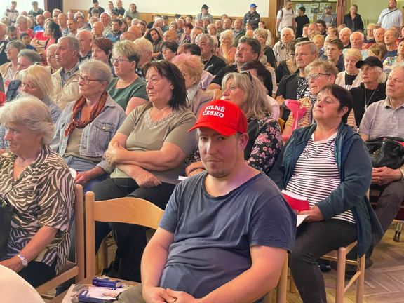 Zaplněný kulturák v Holýšově na Plzeňsku, kde na Andreje Babiše přišlo přes tři stovky lidí.