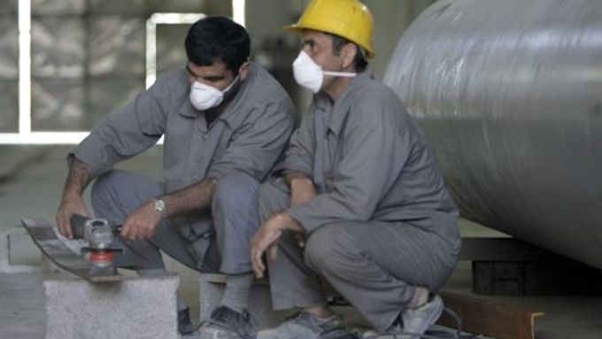 Dělníci uvnitř íránské jaderné elektrárny v Búšéru.