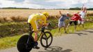 Britský cyklista Bradley Wiggins si jede pro vítězství během 19. etapy Tour de France 2012.