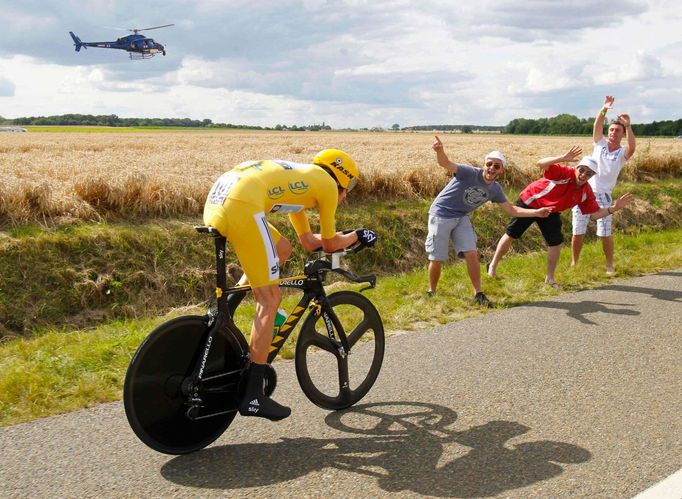 Britský cyklista Bradley Wiggins si jede pro vítězství během 19. etapy Tour de France 2012.