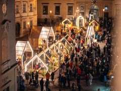 Dětská vesnička na Zelném trhu vystavěná jako stodola. Uvnitř najdou děti hřiště i imitace vánočních stánků.