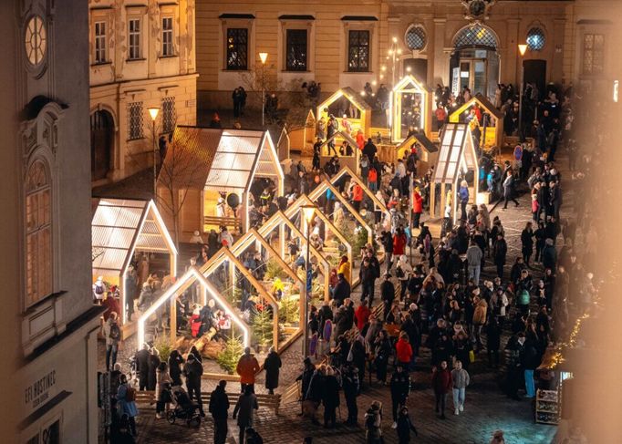 Dětská vesnička na Zelném trhu vystavěná jako stodola. Uvnitř najdou děti hřiště i imitace vánočních stánků.