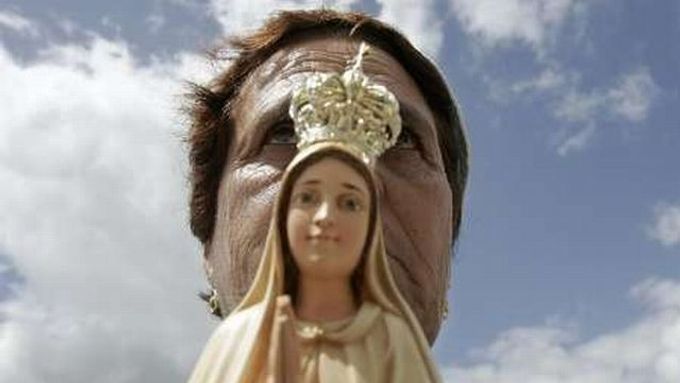 Věřící se soškou Panny Marie na shromáždění ve Fátimě.
