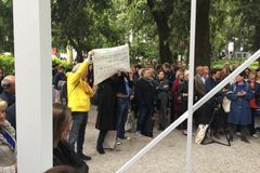 Ministr Staněk otevřel český pavilon v Benátkách, uviděl výzvu k rezignaci