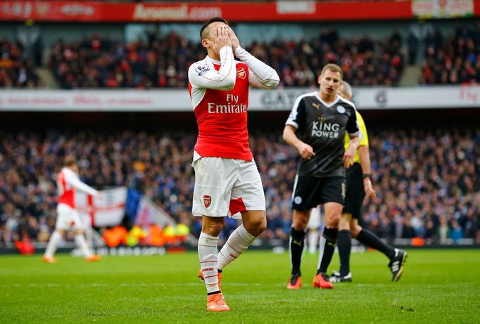 Arsenal's Alexis Sanchez looks dejected