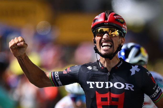 Julian Alaphilippe slaví domnělý triumf v 15. etapě Tour de France