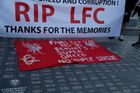 ... a například prostřednictvím tohoto transparentu na bílém podkladu svůj klub, jak ho znají, slovně pohřbili. "Odpočívej v pokoji, Liverpoole, děkujeme za vzpomínky," zní nápis. Pokud se úřadující angličtí šampioni skutečně připojí k superlize, u části svých fanoušků tím skončili.