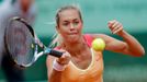 Česká tenistka Klára Zakopalová vrací míček Rusce Mirii Šarapovové během osmifinále French Open 2012