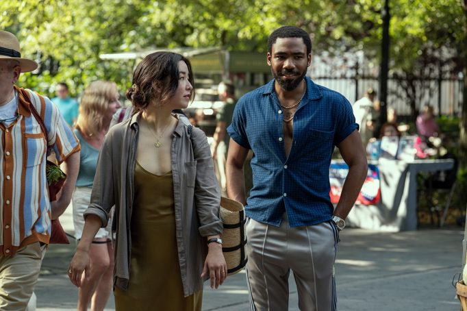 Maya Erskine v roli Jane Smith a Donald Glover jako John Smith.