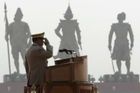 Barma volí. Generálové vymění uniformy za obleky