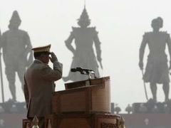Generál Than Shwe salutuje na úterní vojenské přehlídce v novém hlavním městě. V pozadí se tyčí obří sochy slavných králů zlatého období barmských dějin. Generál by se jim podle mnohých pozorovatelů rád vyrovnal.