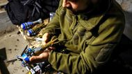 Nazar (33), příslušník 72. samostatné mechanizované brigády Černí Záporožci, připravuje FPV dron k odpálení na ruské jednotky během jednostranného třídenního příměří vyhlášeného Ruskem u fronty v Dněpropetrovské oblasti.
