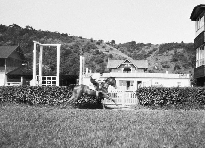 Výcvik jezdčíků (žokejů) na závodišti ve Velké Chuchli během praktického vyučování. Rok 1955