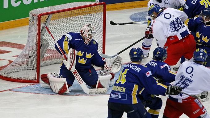 Jan Bulis (uprostřed č. 38) se snaží dotírat na švédského brankáře Bäcklunda.