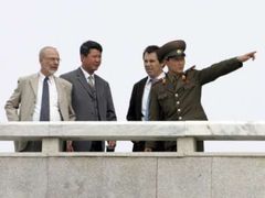 Turisté s povinným doprovodem na severokorejské straně demilitarizovaného pásma, oddělujícího sever a jih.