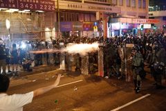 V Hongkongu protestovaly statisíce lidí, policie je rozháněla slzným plynem