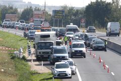 Rakousko kvůli migrantům zpřísnilo kontroly na hranicích
