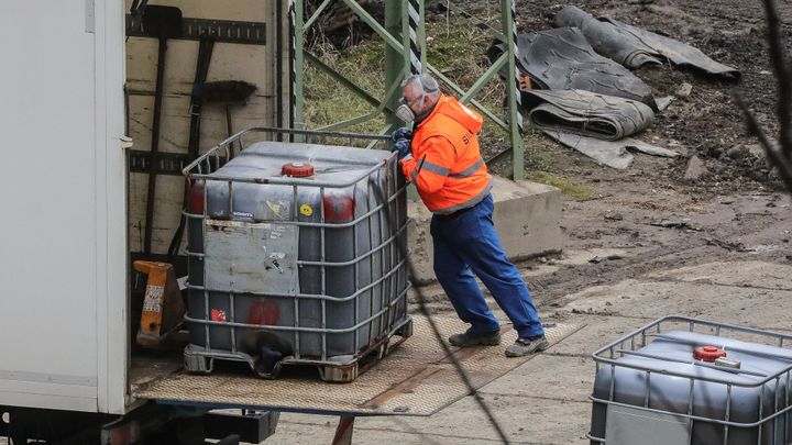 Obrazem: Stovky litrů kyselin mezi přírodními památkami. To je místo smrtelné havárie