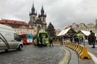 Foto: Pražské vánoční trhy chrání zátarasy, před orlojem stojí policejní auta