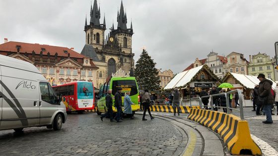 Zátarasy chrání trhy na Staroměstském náměstí.