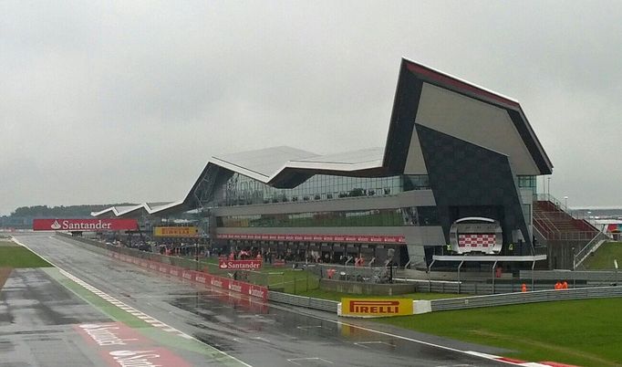 Impozantní budova nových boxů v Silverstone je krásná i v dešti.