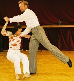 Soutěžící nacvičují taneční kreace celý týden.