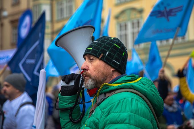 Protest studentů a odborů proti opatřením vlády Petra Fialy.