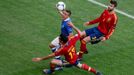 Emanuele Giaccherini, Alvaro Arbeloa a Gerard Piqué bojují o míč během utkání základní skupiny mezi Španělskem a Itálií na Euru 2012.